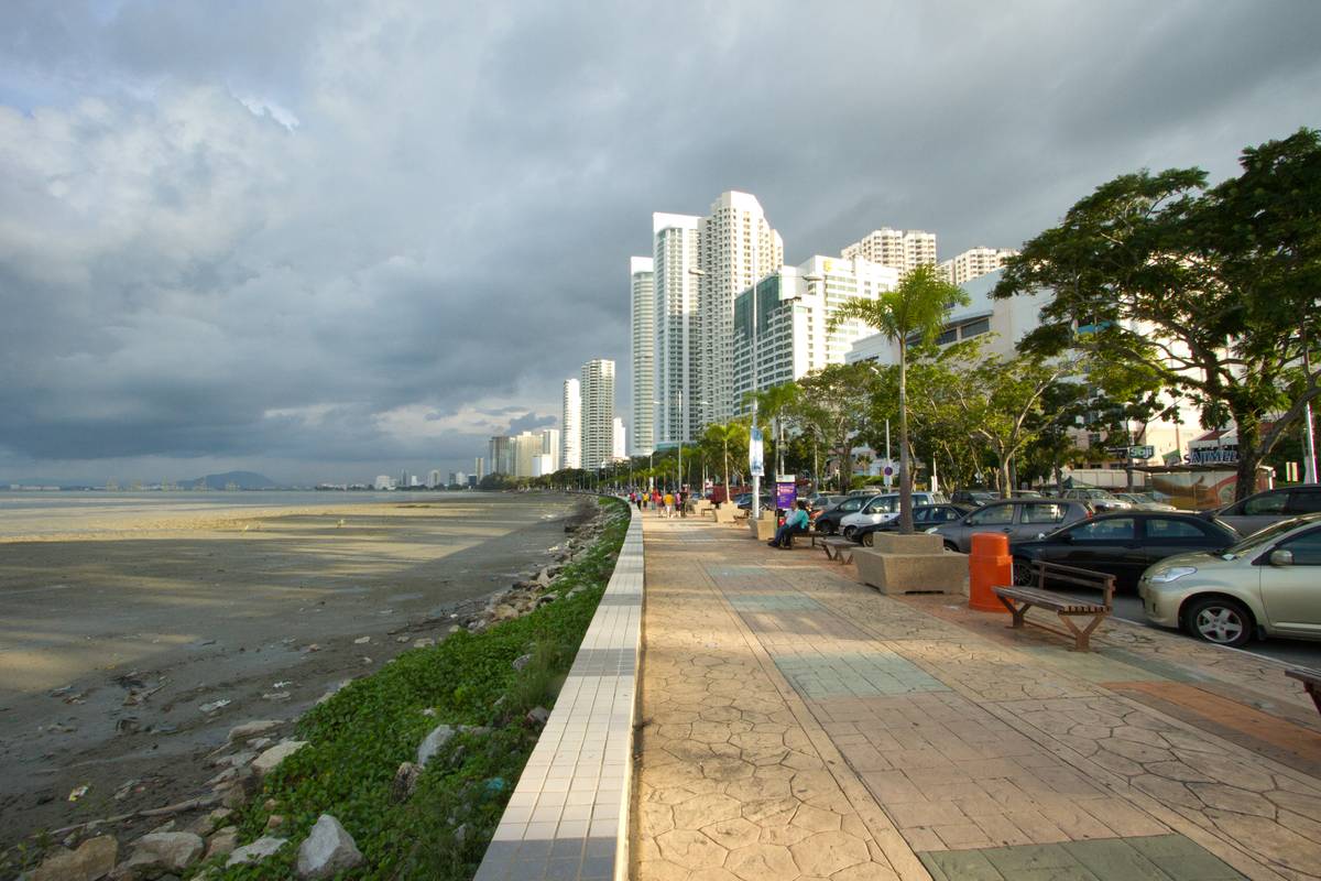 Gurney Drive, a tourist hotspot and the location of a hawker stall congregation serving Penang's famous cuisines.