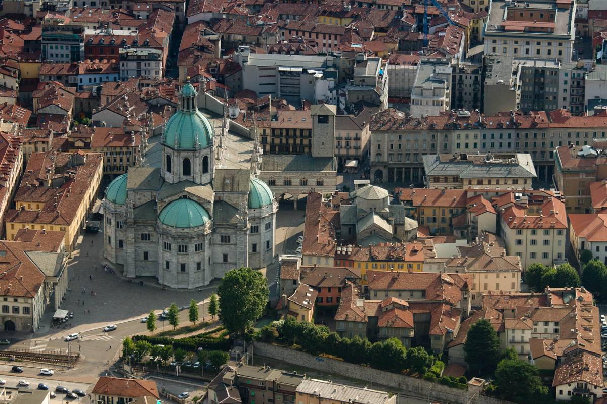 A closer shot of the Duomo di Como.