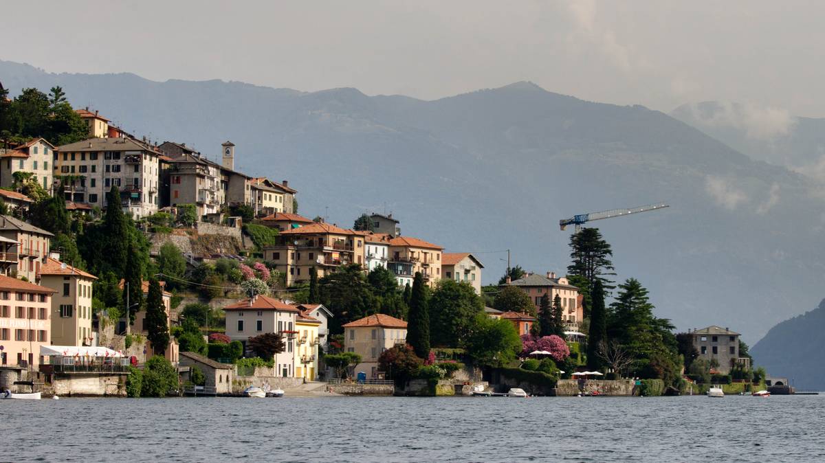 To the chagrin of the locals, a Russian billionaire minister started construction of a new mansion at the very edge of this shore, seen on the extreme right of the photograph above. To further disappointment, he was indicted with corruption and thrown into jail. Work stopped at the mansion and it has become merely a huge chunk of grey rock gracing the shoreline since.