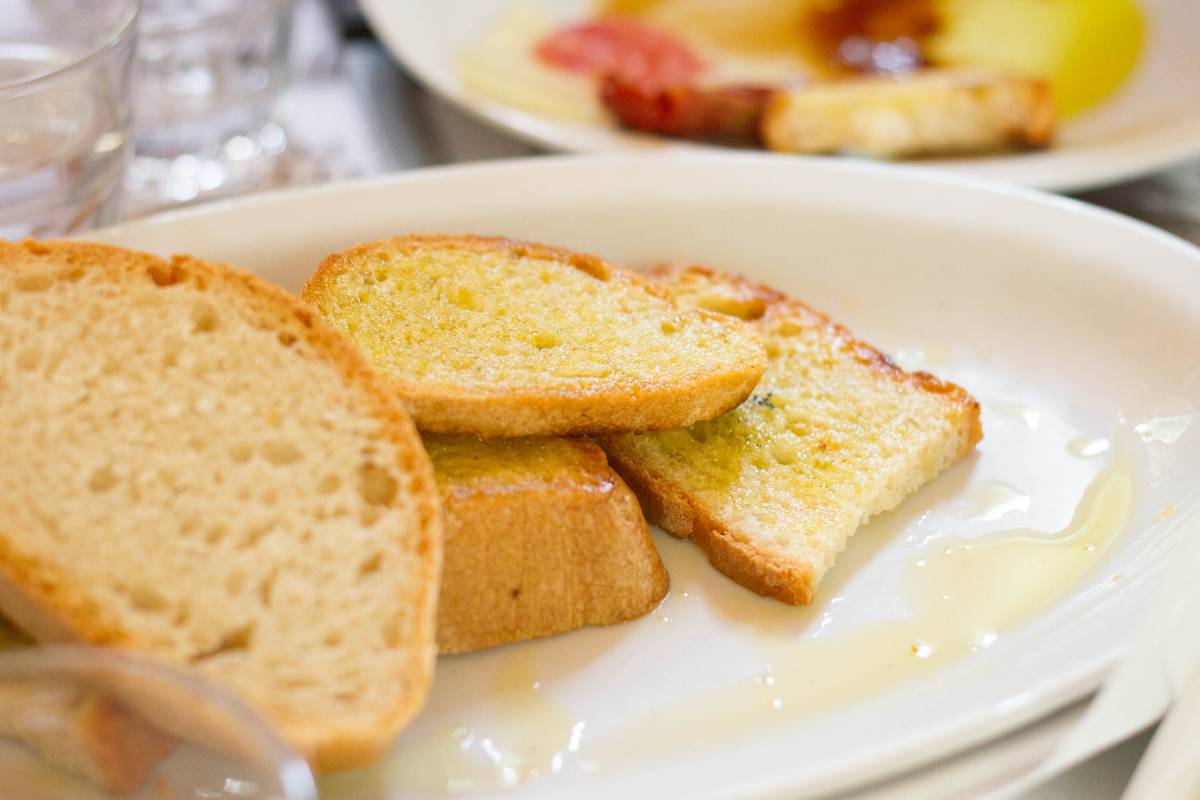Somewhat counter-intuitively, the guide claimed that they owe their slender figures to their consumption – generous consumption – of olive oil in every bit of Tuscan cuisine. Here, olive oil had replaced butter (“a very northerly product”) on the bread to a tasteful delight.