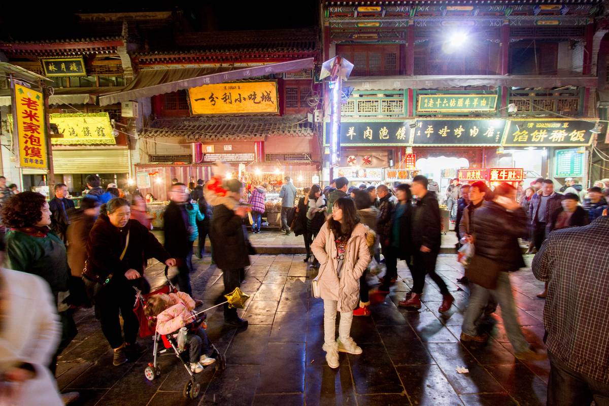 Shoppers at the Muslim quarters, a street with many names but most commonly known as *Huiminjie* (回民街).