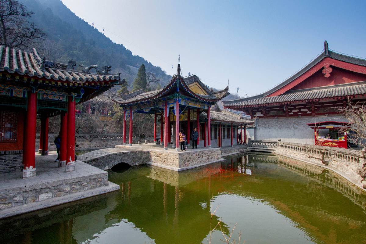 Replica buildings of [Huaqing Pool](https://en.wikipedia.org/wiki/Huaqing_Pool), constructed to protect the remains of the imperial bathhouse.