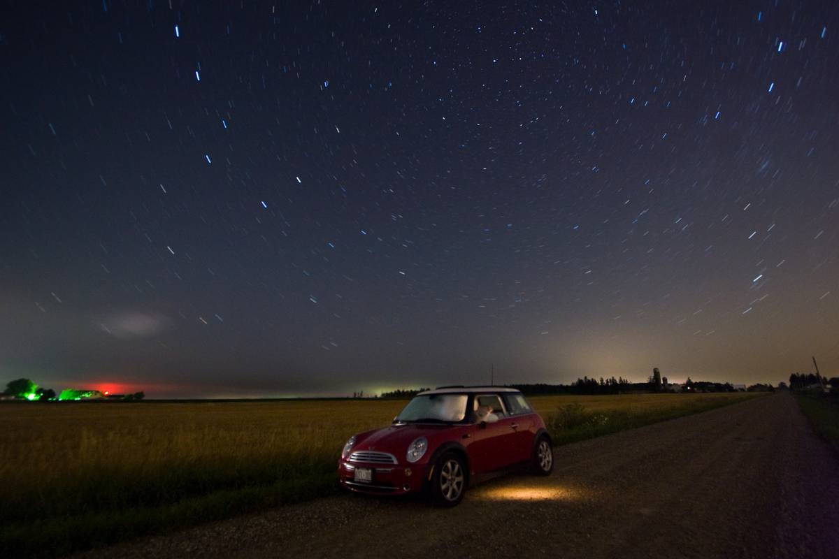 Stars streaks across the sky in a circular motion, with a MINI under all the action