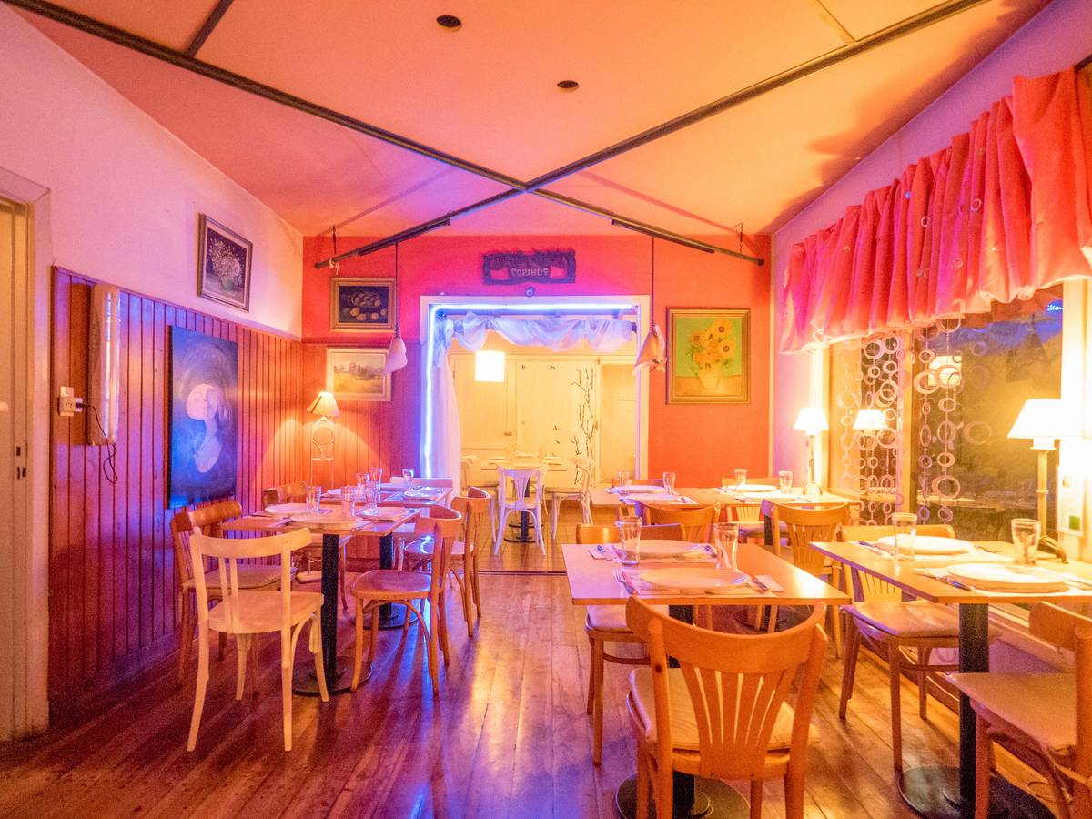A vegetarian restaurant ([TripAdvisor link](https://www.tripadvisor.ca/Restaurant_Review-g312848-d1235123-Reviews-El_Vegetariano-San_Carlos_de_Bariloche_Province_of_Rio_Negro_Patagonia.html)). Highly recommended.