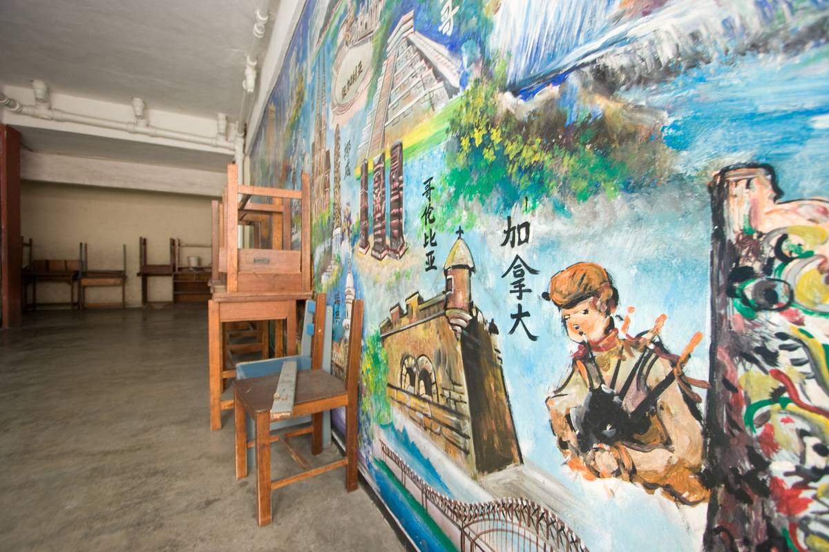 A mural depicting various landmarks of the world. The closest three Chinese characters read 