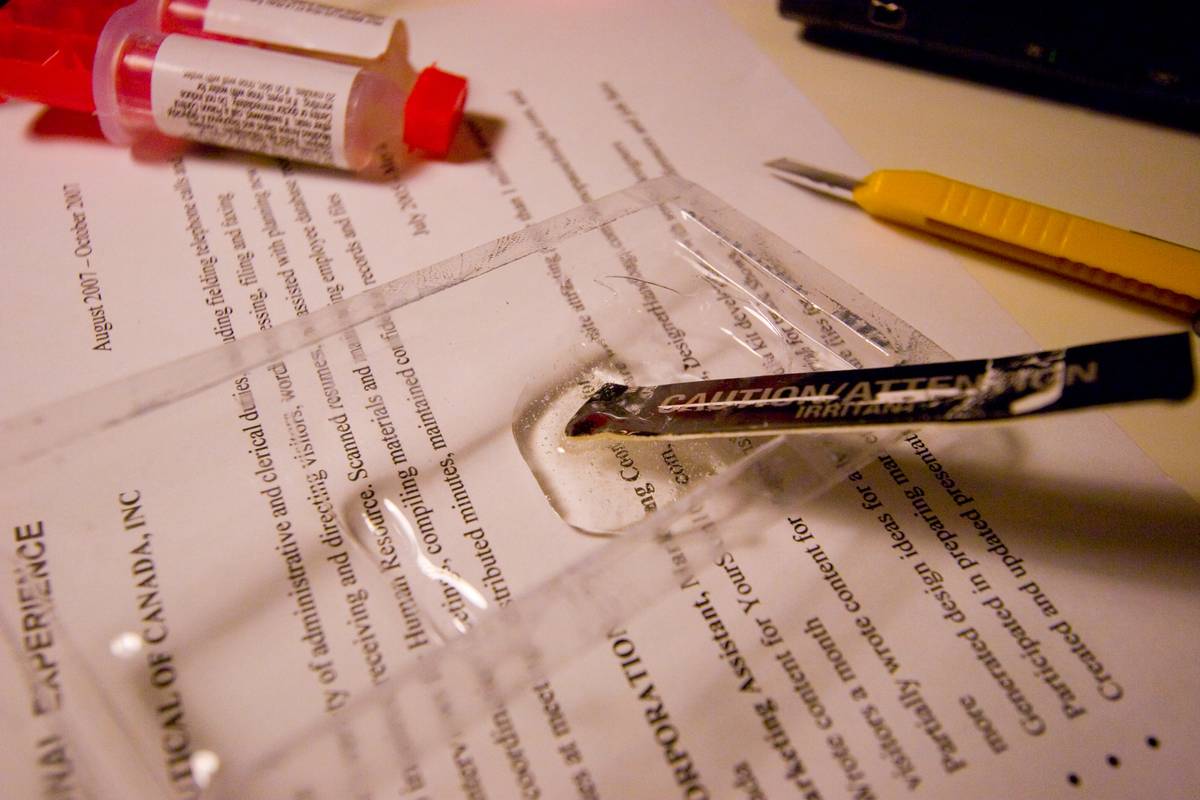 Preparing epoxy by mixing the two compounds together in its own packaging
